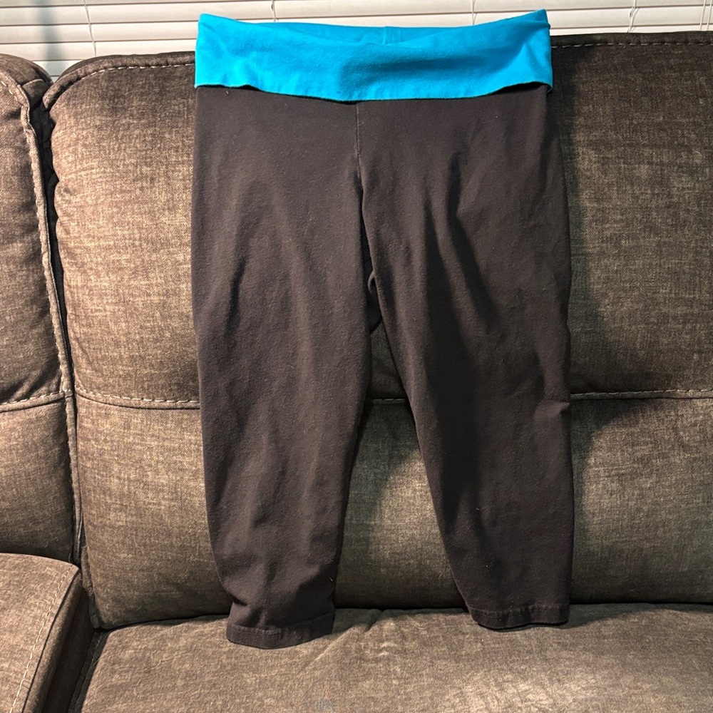 Vintage Aerie Women's Capris with Black and Blue Design